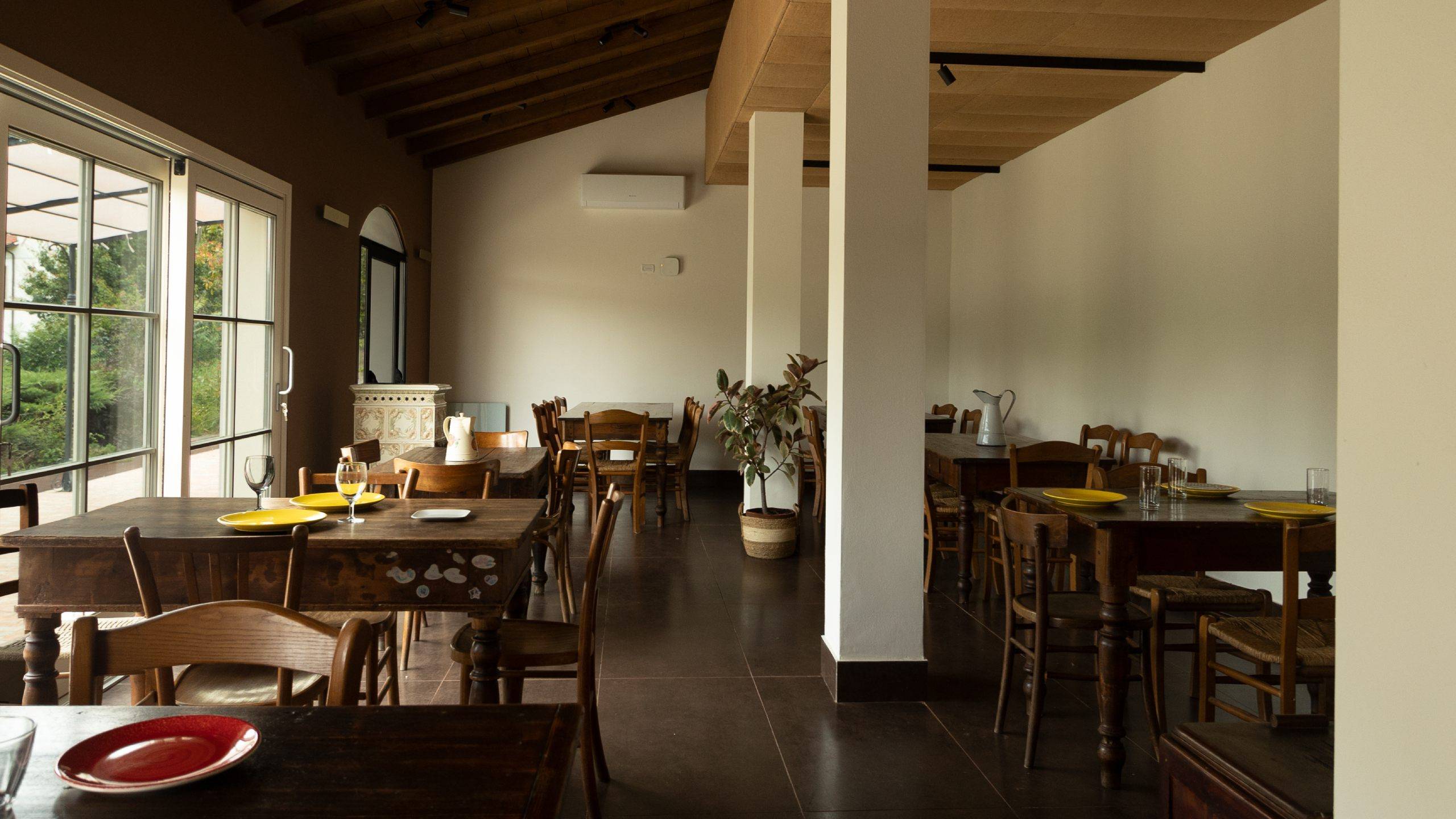 Luce-Boutique-Hotel-Fortunago-Pavia-ristorante-piano-terra-sala-da-pranzo-1